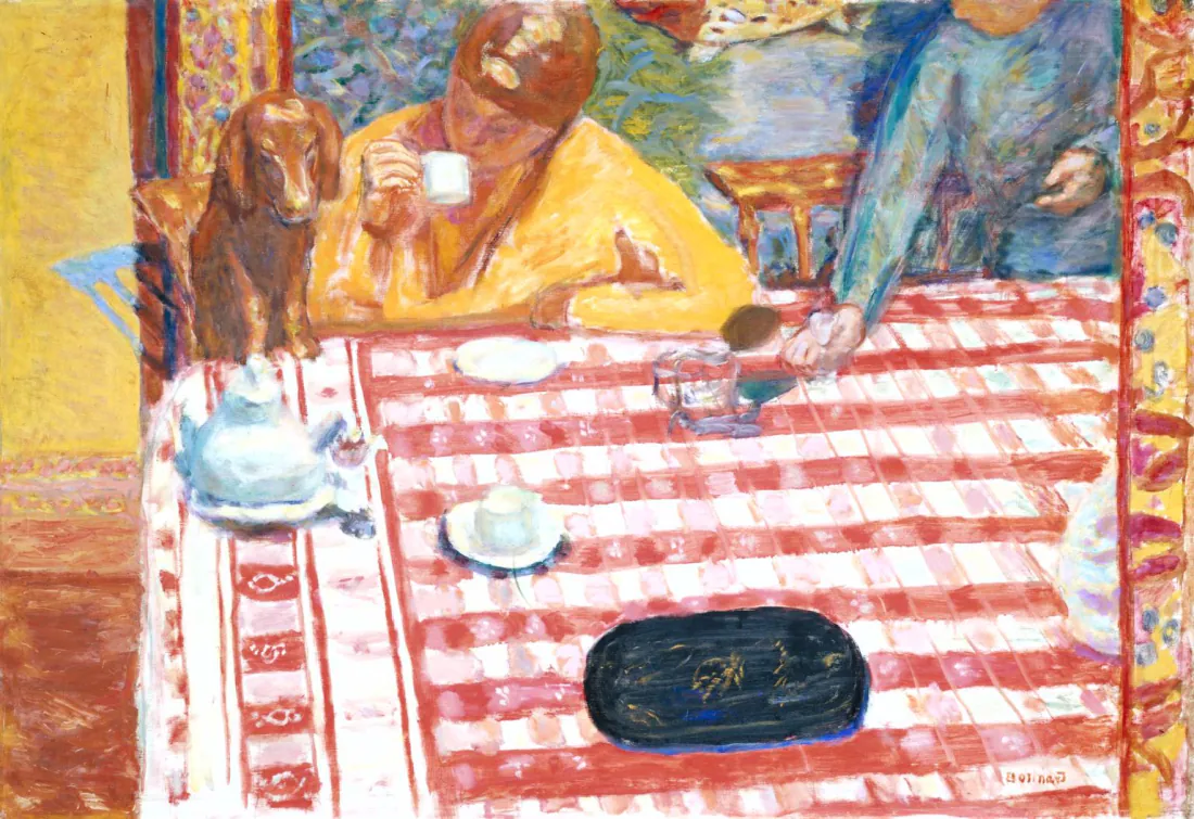 Pierre Bonnard, Le Café, 1915 : une femme à une table de café, un chien qui attend à côté d’elle.